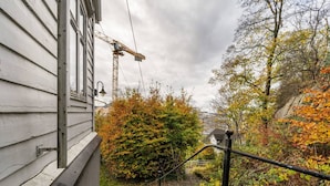 A residential area with a house, a construction crane, and autumn foliage. - Bergen Villa - Charming 3 Bedroom a View (Bergen)