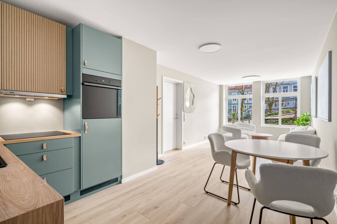 Kjøleskap, ovn, kokeplater og oppvaskmaskin