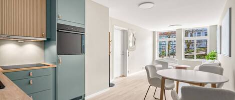 Kjøleskap, ovn, kokeplater og oppvaskmaskin