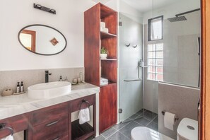 Hair dryer, towels, soap, toilet paper - The Kamaya 3-bedroom villa (Krong Siem Reap)