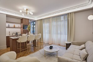 Smart TV, offices - Elegant Flat Matignon Avenue Faubourg St Honore (Paris)