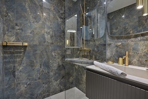 Shower, hair dryer, towels - Elegant Flat Matignon Avenue Faubourg St Honore (Paris)