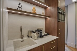 Fridge, microwave, oven, stovetop - Elegant Flat Matignon Avenue Faubourg St Honore (Paris)