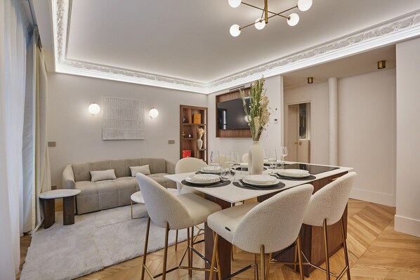 Dining - Elegant Flat Matignon Avenue Faubourg St Honore (Paris)