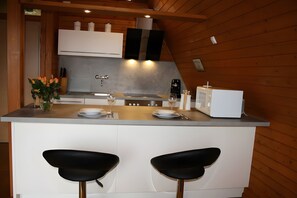 Een koelkast, een magnetron, een oven, een kookplaat