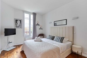 1 bedroom, desk, iron/ironing board, bed sheets - Charming 1 bedroom apartment Eiffel Tower (Paris)