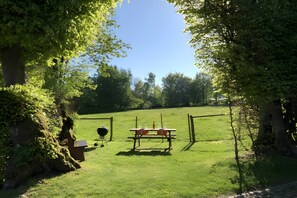 Outdoor dining - Holiday Apartment "Zum Torfstecher" – Quiet, Central Location with Mountain Views (Monschau)