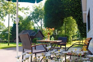Outdoor dining - Holiday Apartment "Zum Torfstecher" – Quiet, Central Location with Mountain Views (Monschau)