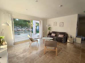 Living area - New villa with pool, air-conditioning and all comforts near Uzes (Uzès)