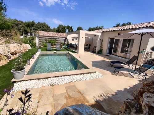 New villa with pool, air-conditioning and all comforts near Uzes