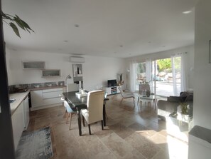 Living area - New villa with pool, air-conditioning and all comforts near Uzes (Uzès)