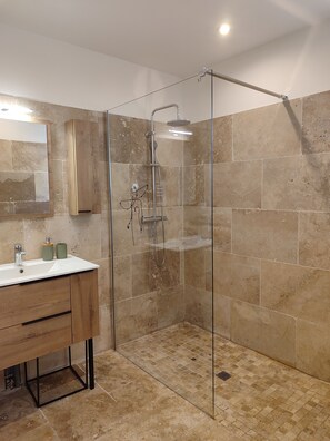 Shower, hair dryer, towels, toilet paper - New villa with pool, air-conditioning and all comforts near Uzes (Uzès)
