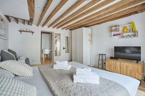 Iron/ironing board, Internet, bed sheets - Charming Apartment Center of Paris (Paris)