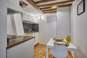 Fridge, microwave, stovetop, coffee/tea maker - Charming Apartment Center of Paris (Paris)