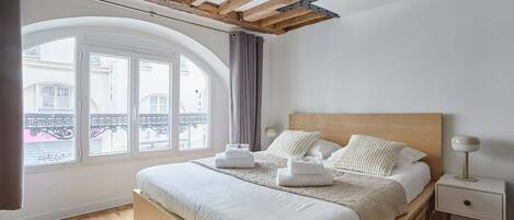 Iron/ironing board, Internet, bed sheets