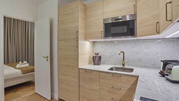 Een koelkast, een microgolfoven, een oven, een kookplaat