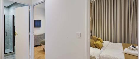 Bureau, fer et planche à repasser, accès Internet, draps fournis