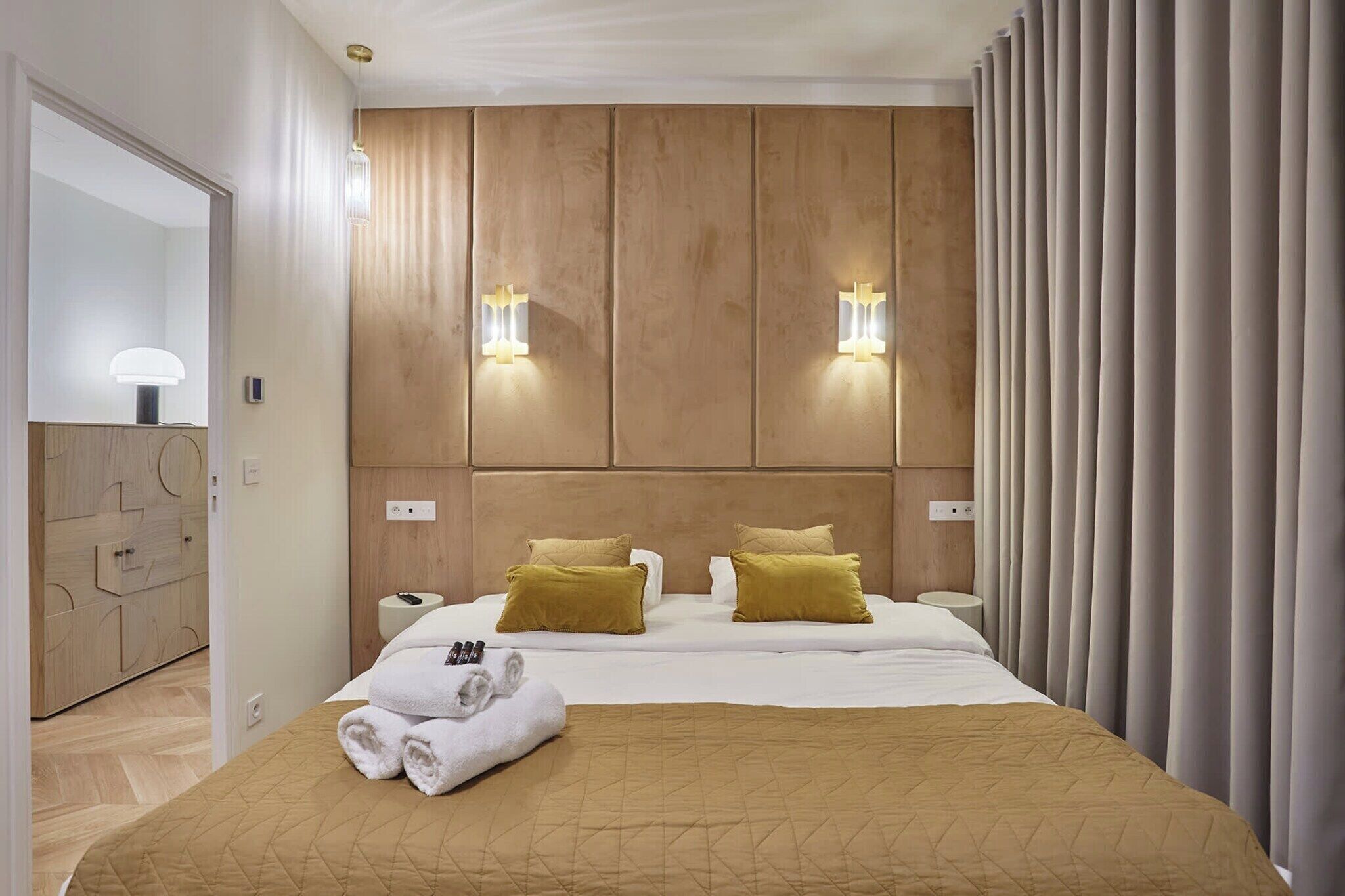 Desk, iron/ironing board, Internet, bed sheets