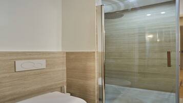 Een haardroger, handdoeken