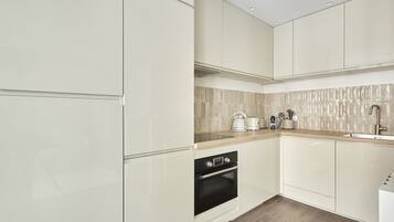 Een koelkast, een microgolfoven, een oven, een kookplaat