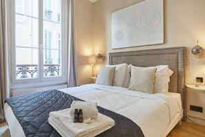 2 bedrooms, desk, iron/ironing board, bed sheets - Sublim new flat center of Paris Opéra Madeleine (Paris)