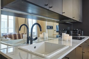 Frigorifero, microonde, forno, piano cottura