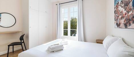 3 bedrooms, desk, iron/ironing board, internet