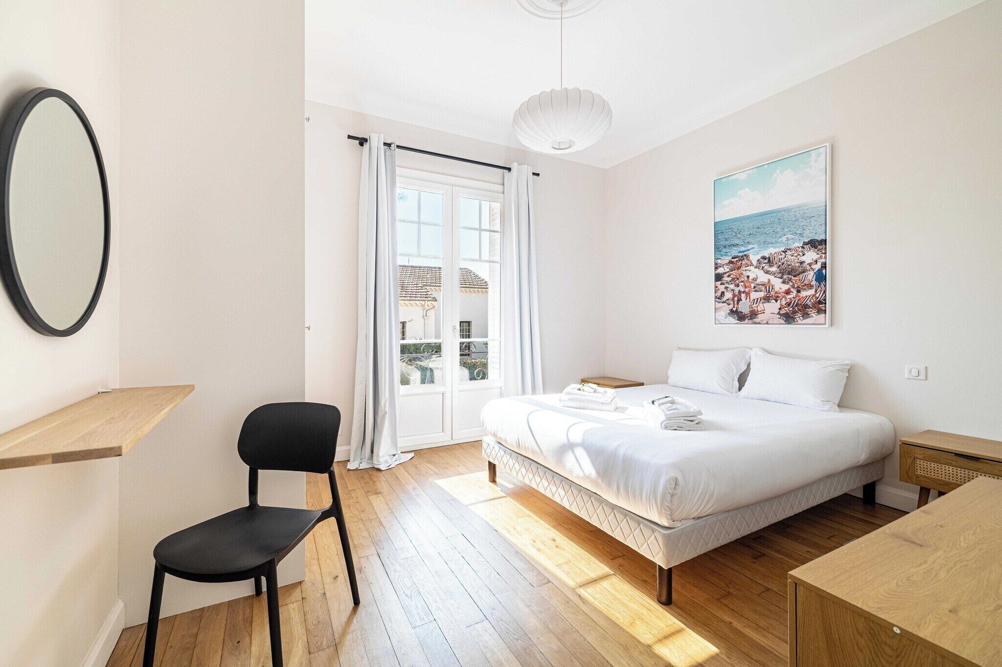 3 slaapkamers, een bureau, een strijkplank/strijkijzer, internet