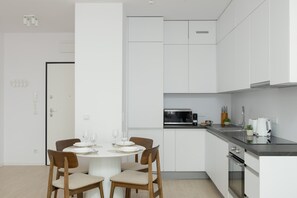 Geladeira, micro-ondas, fogão, cooktop
