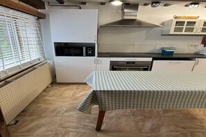 ثلاجة، ميكروويف، فرن، موقد طهي مسطح