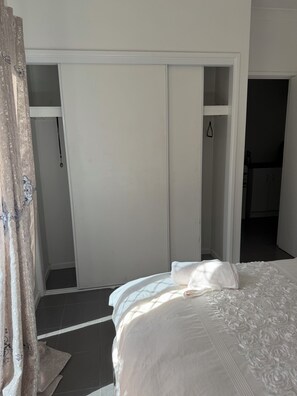 Iron/ironing board, WiFi, bed sheets