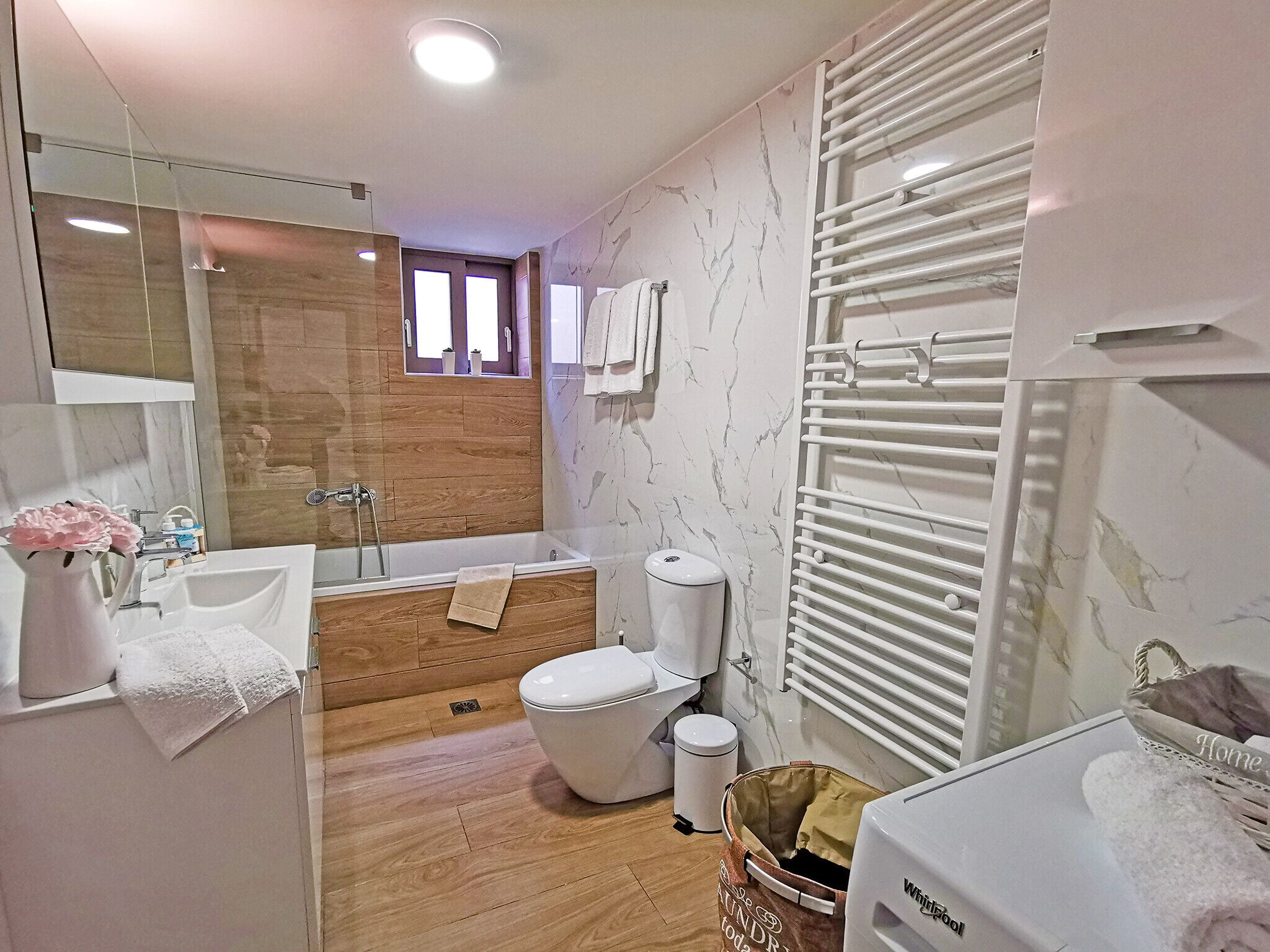Ein modernes Badezimmer mit Badewanne, Toilette und Waschbecken.