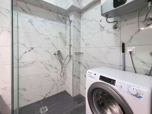 Een douche, een haardroger, handdoeken, zeep