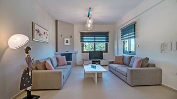 Villa, 3 soverom, røyk, privat basseng | Oppholdsrom | DVD-spiller