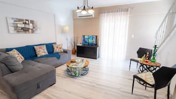 House, 2 Bedrooms, Smoking, 2 Bathrooms | Living room