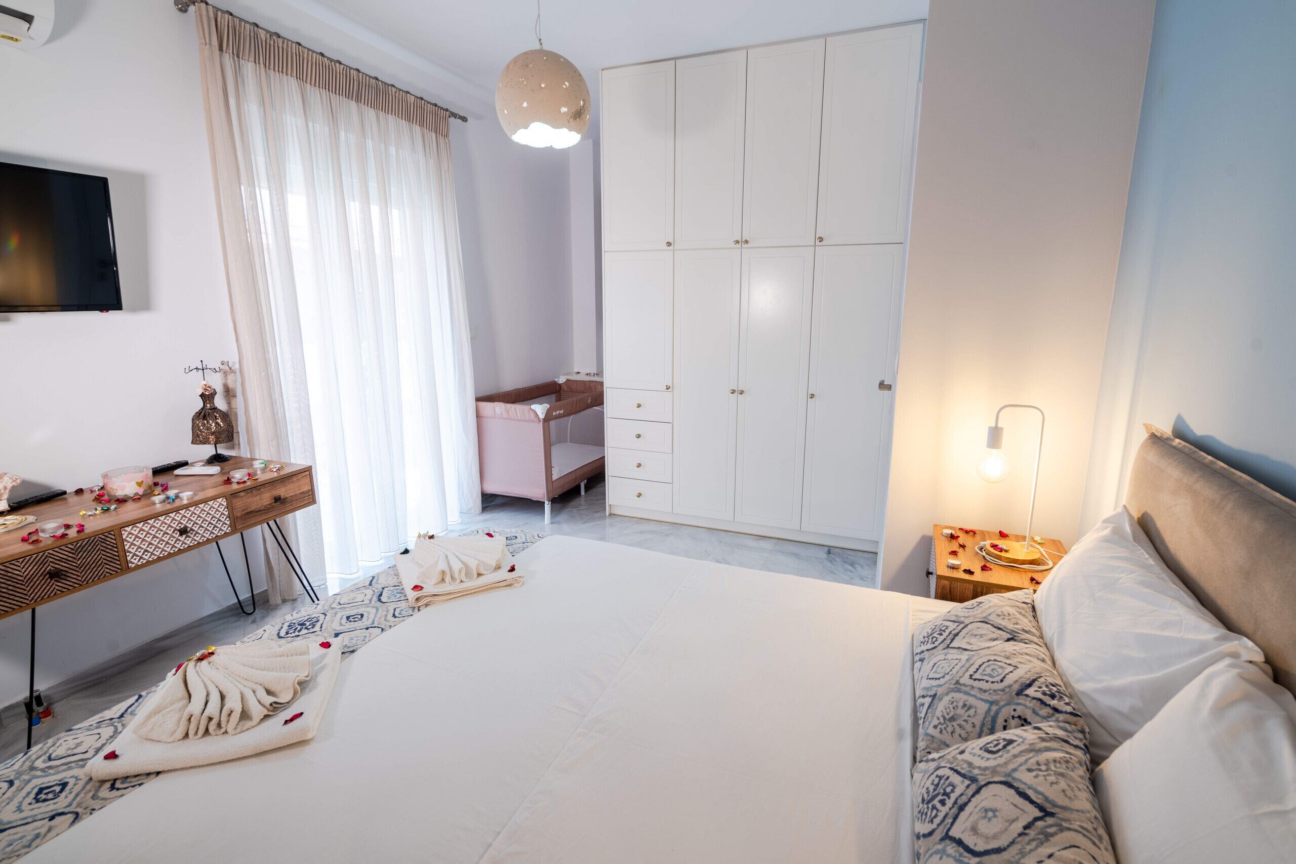 House, 2 Bedrooms, Smoking, 2 Bathrooms | 2 bedrooms, bed sheets