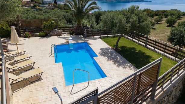 A swimming pool with a view of the sea and mountains. - Souda Bay Cottage (Agios Vasileios)