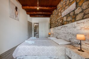 2 bedrooms, free cribs/infant beds, bed sheets - Souda Bay Cottage (Agios Vasileios)