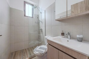 Shower, towels - Souda Bay Cottage (Agios Vasileios)