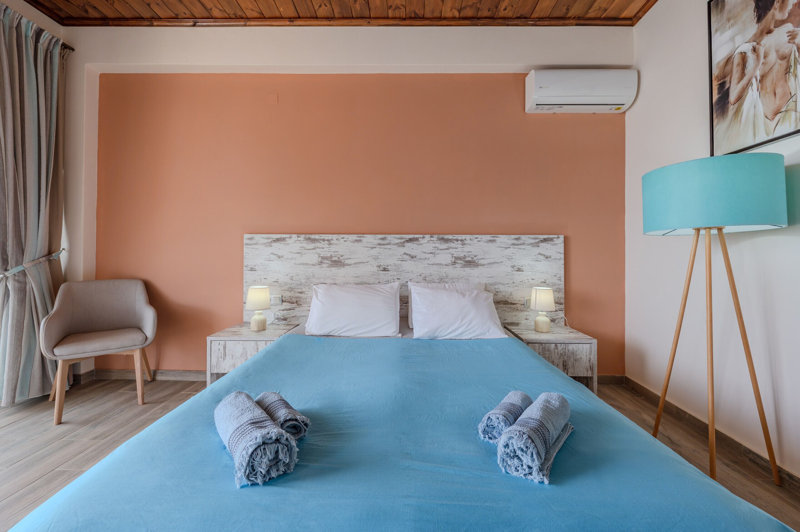 2 kamar tidur, tempat tidur bayi gratis, dan seprai linen