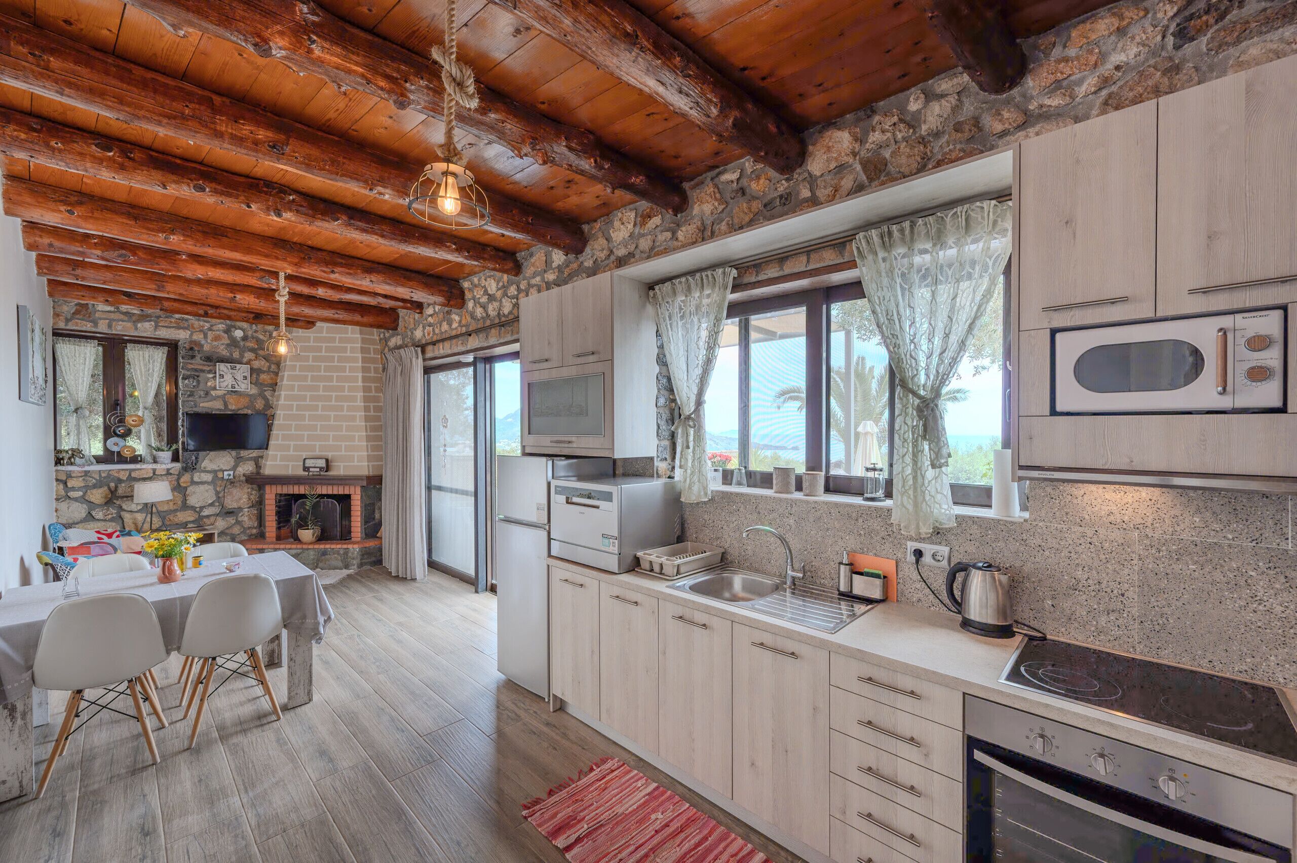 Mikrobølgeovn, opvaskemaskine, kaffe-/temaskine, højstol