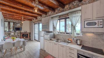 Mikrobølgeovn, opvaskemaskine, kaffe-/temaskine, højstol