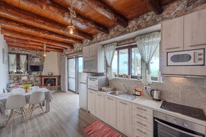 Microwave, dishwasher, coffee/tea maker, high chair - Souda Bay Cottage (Agios Vasileios)