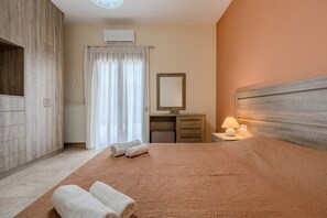 1 quarto, berços grátis, roupa de cama