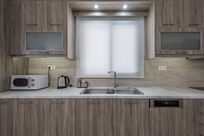 Microwave, dishwasher, coffee/tea maker, high chair - Souda Bay Loggia (Agios Vasileios)