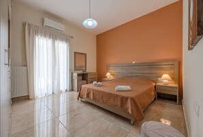 1 bedroom, free cots/infant beds, bed sheets - Souda Bay Loggia (Agios Vasileios)