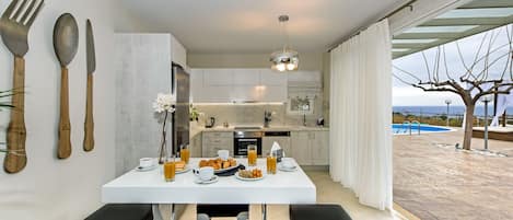Repas dans la chambre