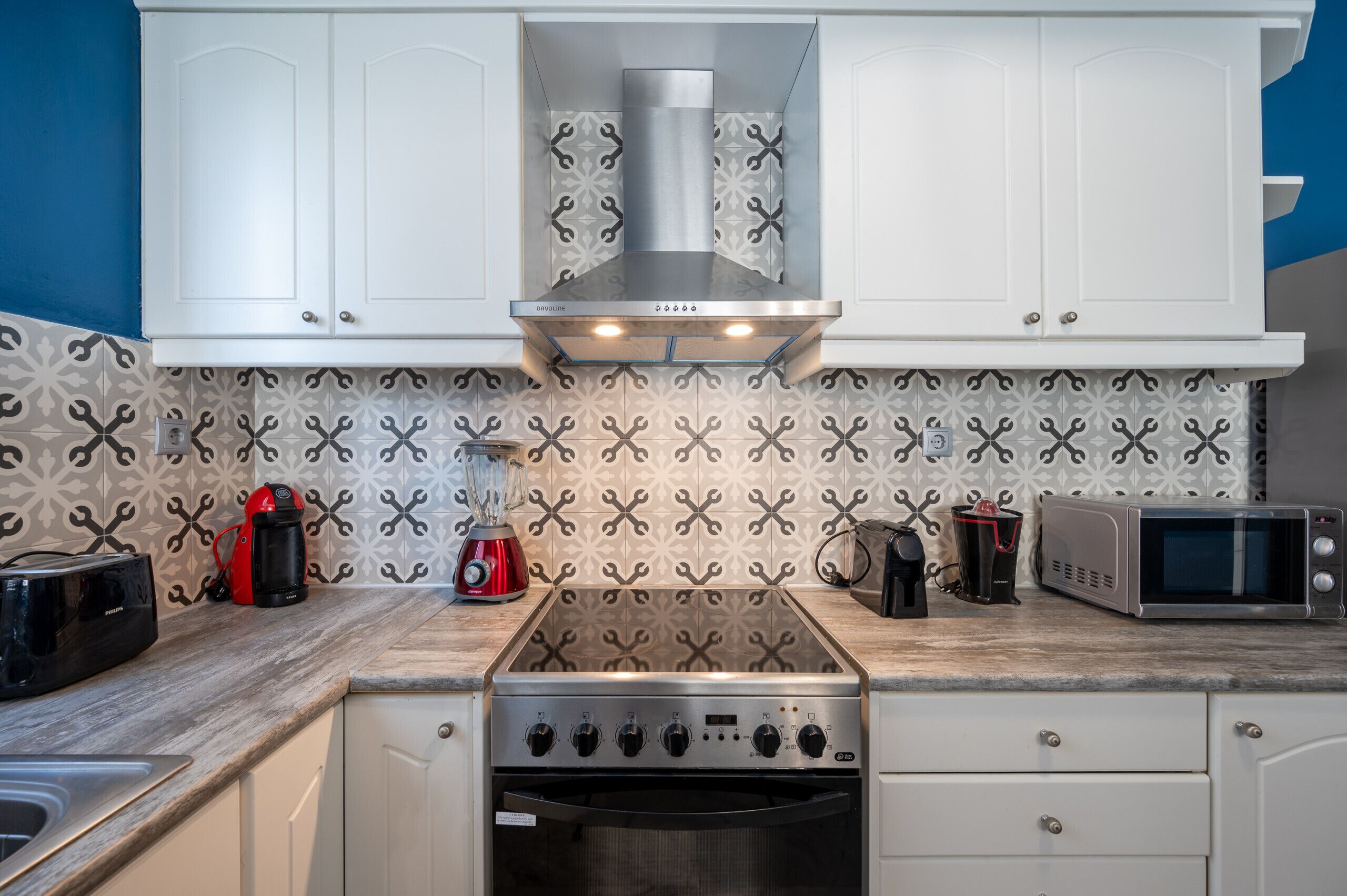 Four à micro-ondes, lave-vaisselle, cafetière-théière, chaise haute