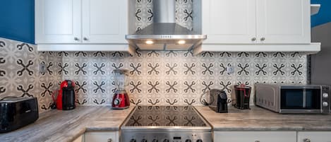 Four à micro-ondes, lave-vaisselle, cafetiÚre-théiÚre, chaise haute