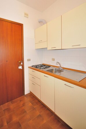 Refrigerador, microondas y utensilios de cocina 